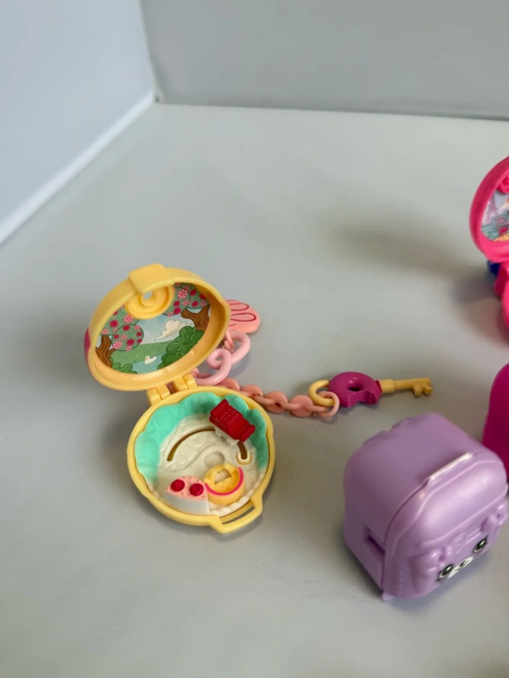 Shopkins Lot - Lil Secrets Mini Carry Cases 4 Shopkins Characters Miniature Kids - Picture 3 of 6